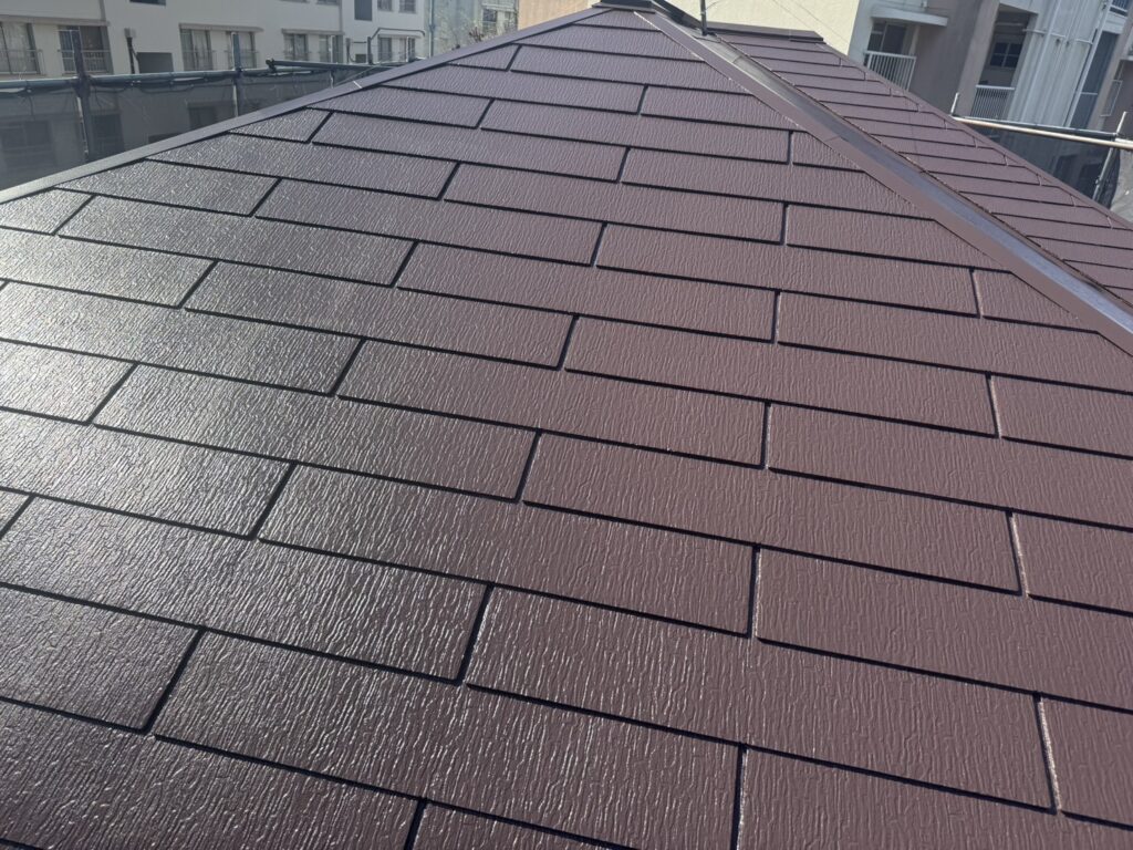 ブラウン系に塗装された屋根の全景と仕上がり