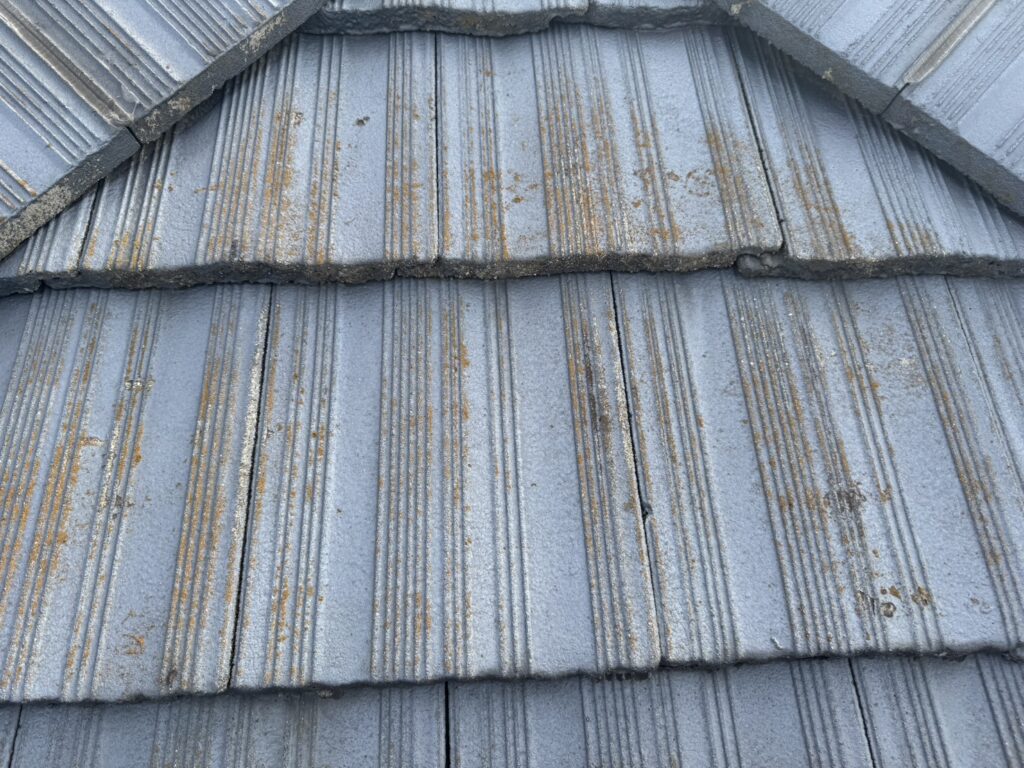 塗装前のモニエル瓦表面を近くから撮影した写真。瓦の凹凸や色の変化が分かる状態