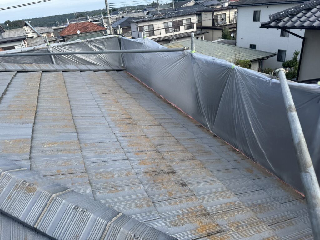 モニエル瓦屋根の周囲を飛散防止シートで養生した全体の様子